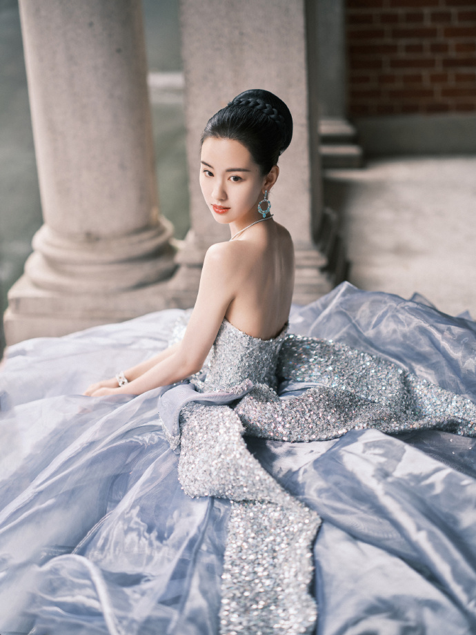 陈都灵出席上海国际电影节闭幕红毯 优雅化身高贵公主气质满分